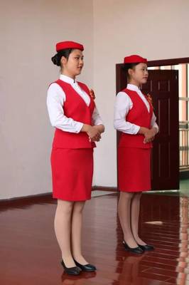 吉水團(tuán)縣委組織勤練禮儀迎來賓，服務(wù)活動敬萬里