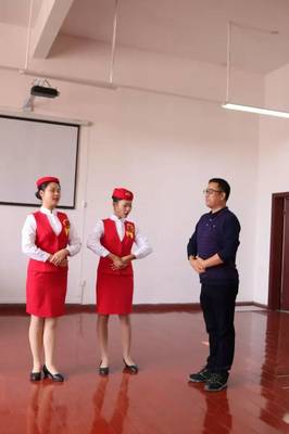 吉水團(tuán)縣委組織勤練禮儀迎來賓，服務(wù)活動敬萬里展覽